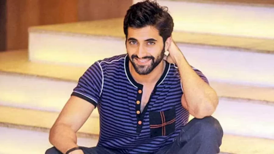 Akshay Oberoi: Early Life and Education