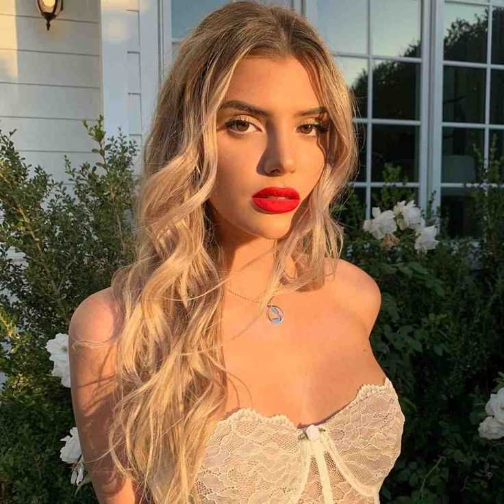 Who is Alissa Violet?