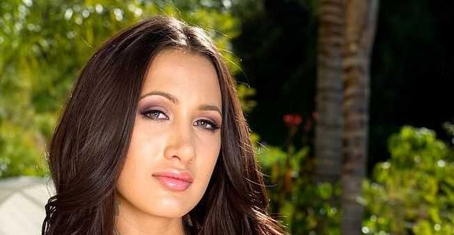 Amia Miley: Biography, Age, Height, Figure, Net Worth
