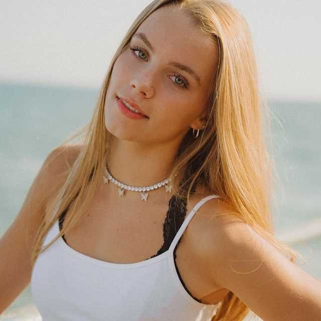 Anna Bright: Biography, Age, Height, Figure, Net Worth