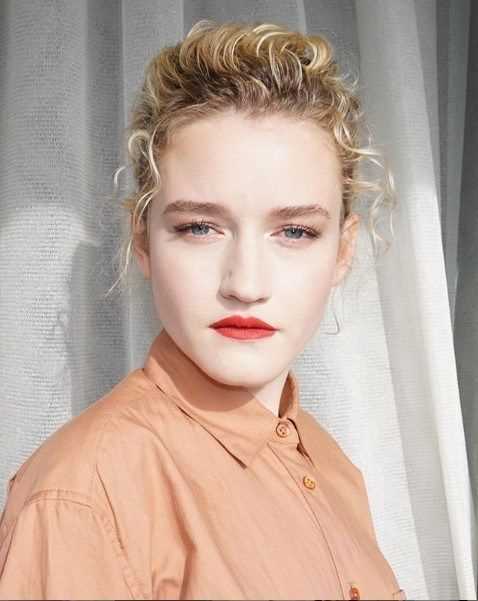 Julia Garner: Biography, Age, Height, Figure, Net Worth