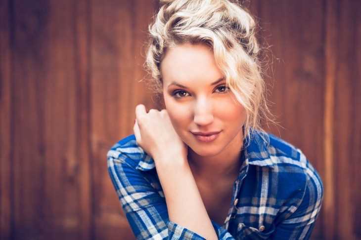 Molly Mccook: Biography, Age, Height, Figure, Net Worth