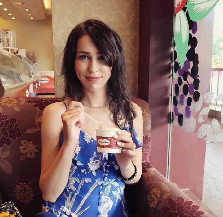 Stefanie Joosten: Biography, Age, Height, Figure, Net Worth