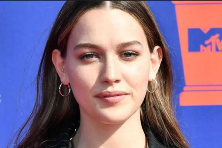 Victoria Pedretti: Biography, Age, Height, Figure, Net Worth