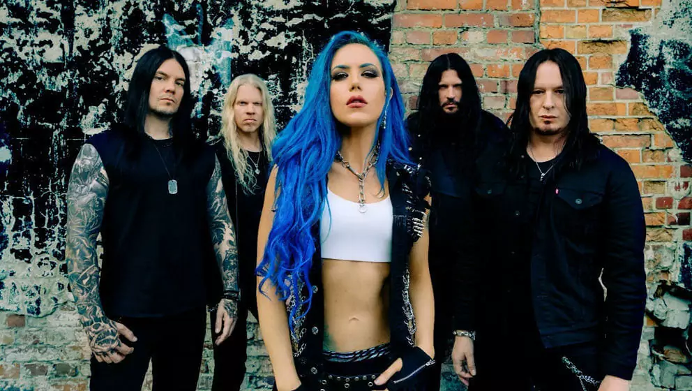 Alissa White Gluz: Biography, Age, Height, Figure, Net Worth