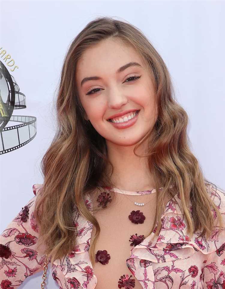 Bella Young: Biography, Age, Height, Figure, Net Worth