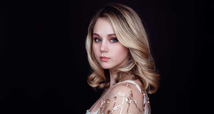 Brec Bassinger: Biography, Age, Height, Figure, Net Worth