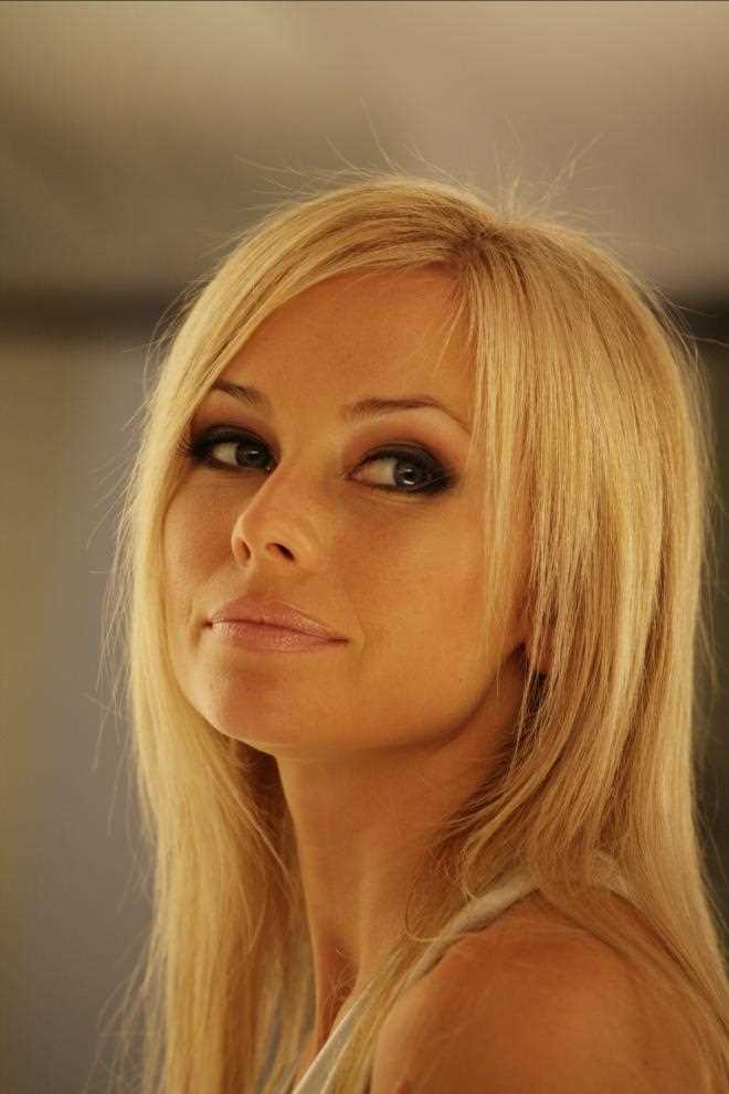 Elena Korikova: Biography, Age, Height, Figure, Net Worth