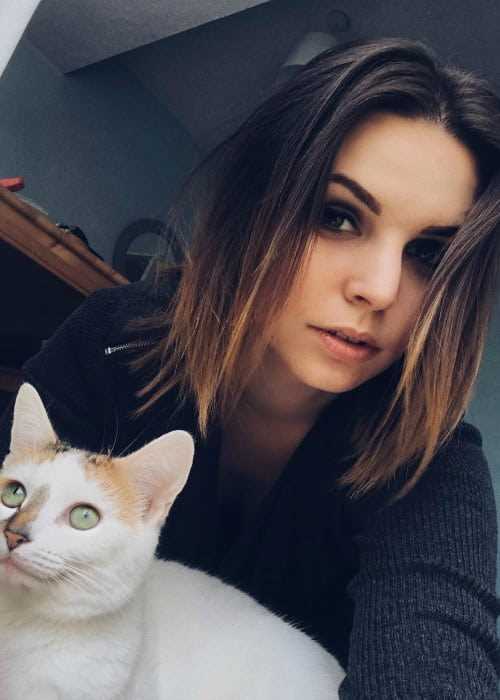 Emma Blackery: Biography, Age, Height, Figure, Net Worth