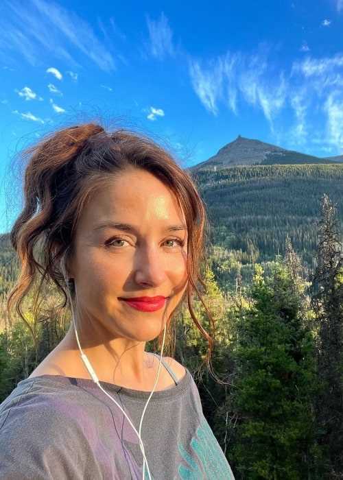 Erin Karpluk: A Complete Biography - Age, Height, Figure, and Net Worth ...