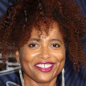 A Closer Look at Lisa Nicole Carson's Physique