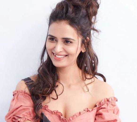 Meenakshi Dixit's Age, Height, Figure, and Net Worth