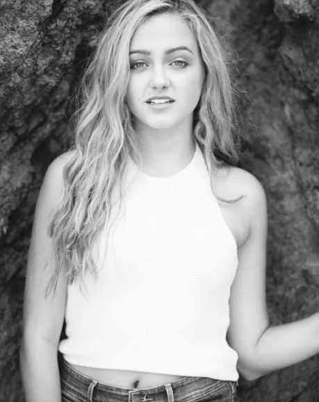 Sophie Reynolds: A Biography of the Rising Star