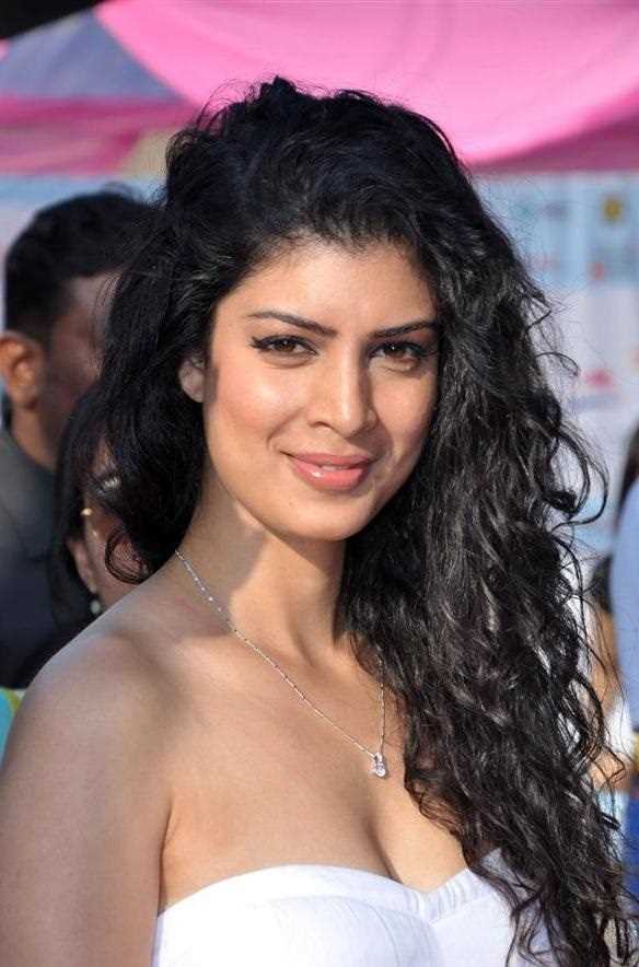 Exploring the Age and Height of Tina Desai
