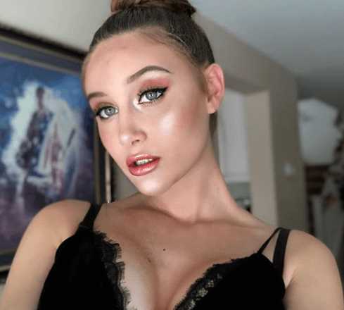 Makayla: Biography, Age, Height, Figure, Net Worth