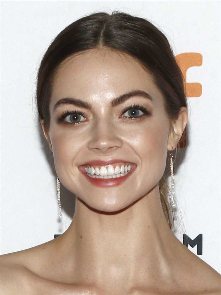 Caitlin Carver: Biography, Age, Height, Figure, Net Worth