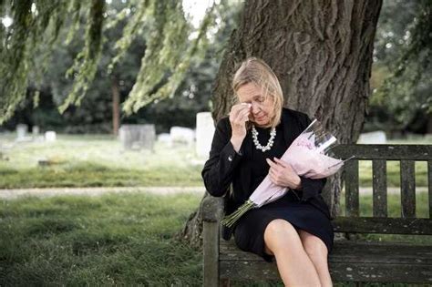  Exploring the Emotional Impact of Dreaming about a Mother's Funeral 