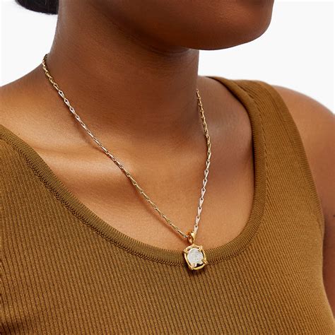 A Dazzling Gilded Pendant Choker: The Ideal Complement for Every Event