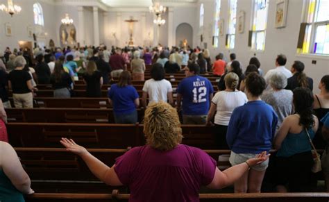 A Gathering of Faces: The Crowd in the Pews