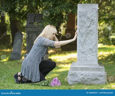 A Graveyard as a Symbol of Sorrow and Loss in Women's Dreams