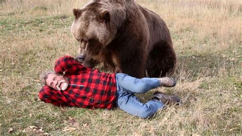 A Startling Encounter: An Unexpected Bear Makes Its Way Into a Lady's Dream