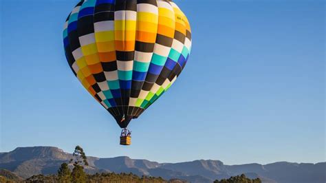 An Unforgettable Experience: Witnessing a Majestic Hot Air Balloon Ride