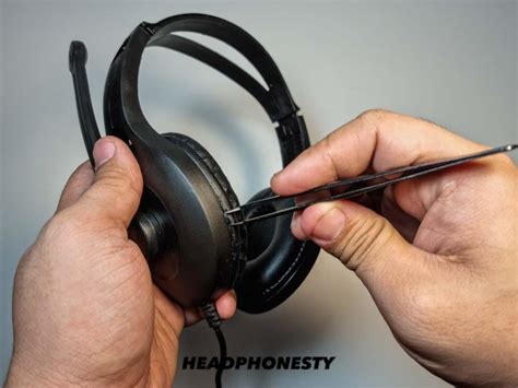 Attaching the Headphones to the Ear Covers