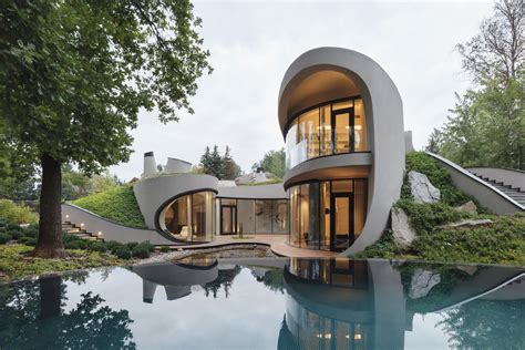 Awe-Inspiring Architecture: A Surreal Blend of Modernity and Tradition