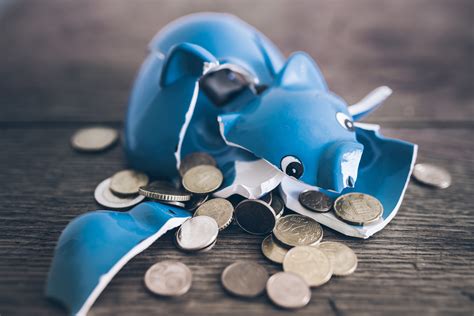 Broken Piggy Banks and Empty Wallets: Exploring Dreams about Scarcity and Financial Loss