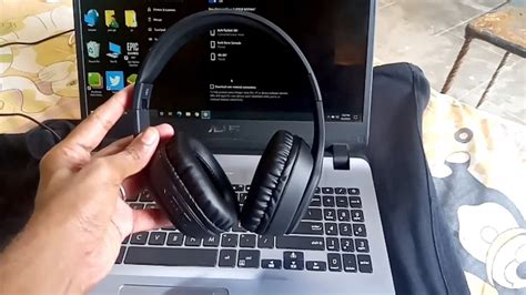 Challenges in Recognizing USB-connected Headphones by a Laptop