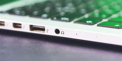 Clearing the Headphone Jack to Resolve the False Headphone Display Issue