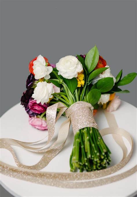 Creating Your Own Personalized Masterpiece: Designing DIY Handheld Floral Arrangements