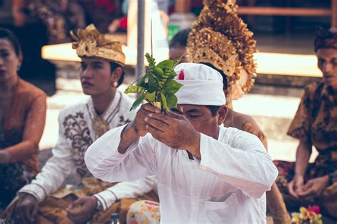 Cultural Variations in the Symbolic Customs of Funeral Ceremonies