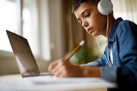 Different approaches to using headphones during educational sessions