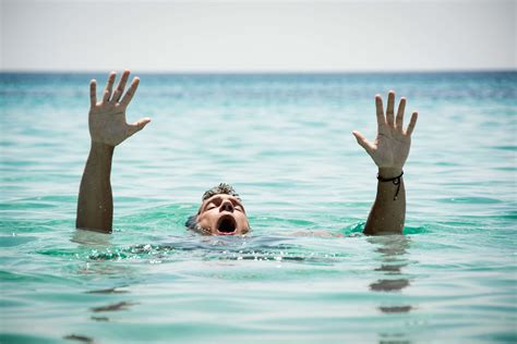 Dreaming about a Familiar Person Drowning: A Warning or Omen?