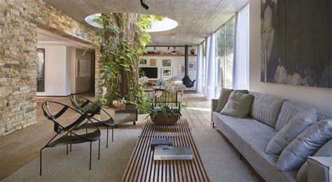 Embracing Nature: The Concept of a Frameless Abode