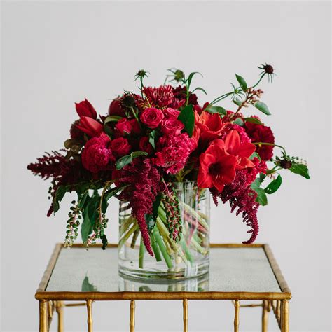 Exploring the Enchanting Symbolism of Crimson Floral Arrangements in Visions