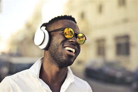 How background noise impacts the learning experience when using headphones