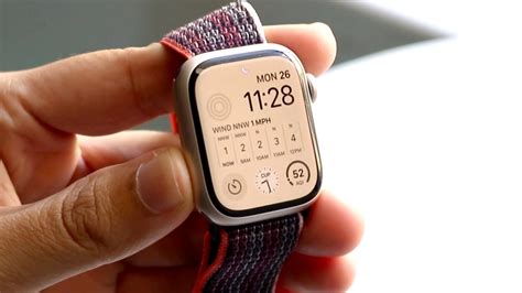 Putting on and Adjusting the Apple Watch Band