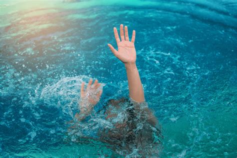 Recognizing the Signs: Identifying a Distressed Swimmer