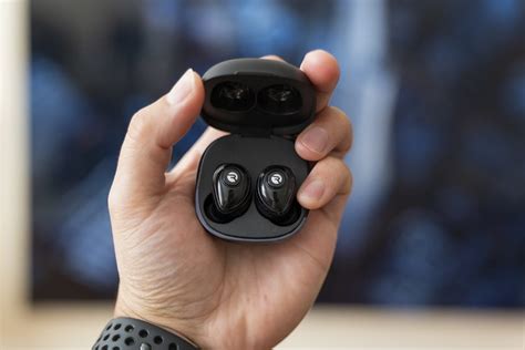 Step-by-Step Instructions for Activating the Protective Cover of Earbuds