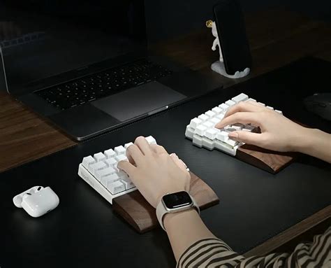 Supporting Multitasking: Utilizing the Split Keyboard for Increased Productivity