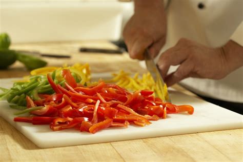 The Adaptability of Culinary Blades: From Dicing Vegetables to Sculpting Poultry