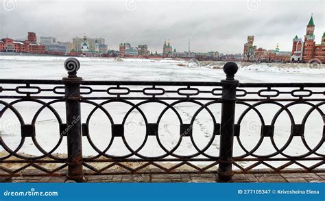 The Symbolic Meaning of the Wire Mesh Fence in Yoshkar-Ola Dream