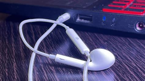 Troubleshooting Common Issues with Connecting Apple Earphones Equipped with a Microphone