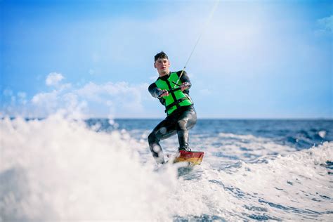 Understanding the Psychology of Fear in Extreme Water Sports Enthusiasts