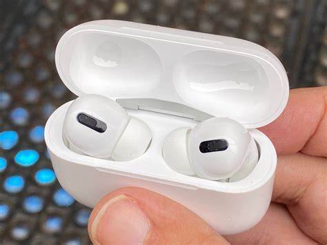 Understanding the Technology Behind Filtering Out Unwanted Sounds in AirPods