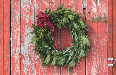 Unexpected Symbolism: When a Mourning Wreath Interrupted a Nuptial Celebration