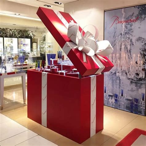 Unveiling the Artistry: Women's Unique Touch on Personal and Significant Holiday Displays