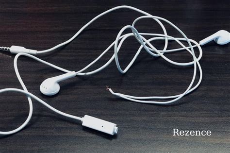 Why Your Tunes Come to a Halt When You Connect Your Earphones